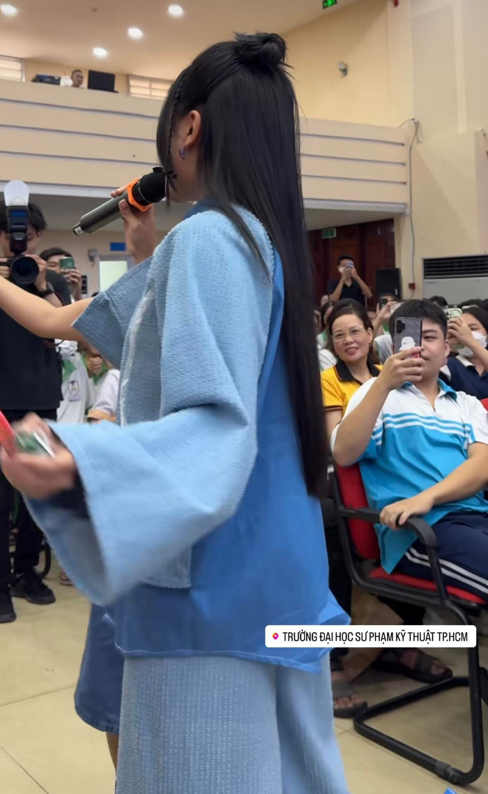 Đang hát nhưng khán giả liên tục chạy lên sân khấu xin chụp ảnh, Phương Mỹ Chi xử lý ra sao? Ảnh 2