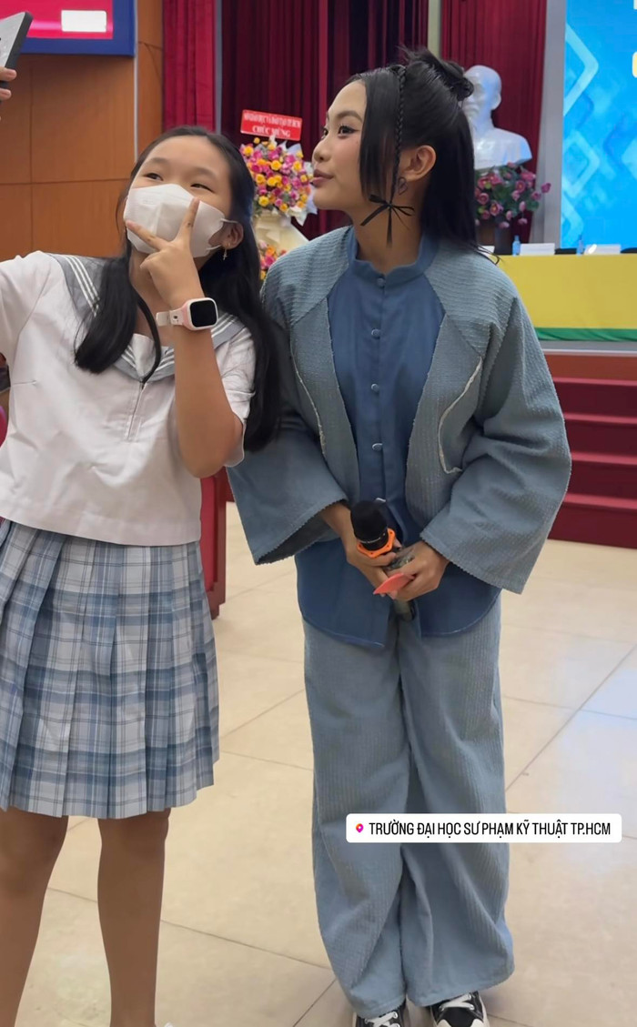 Đang hát nhưng khán giả liên tục chạy lên sân khấu xin chụp ảnh, Phương Mỹ Chi xử lý ra sao? Ảnh 3