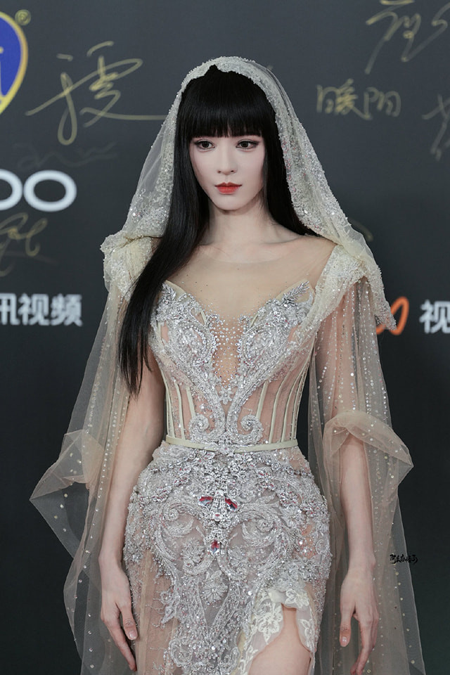 Trương Dư Hi trên thảm đỏ Đêm hội Weibo tối 13/1, cô ghi điểm bởi chiều cao gần 1m7, cùng tỷ lệ cơ thể hoàn hảo.