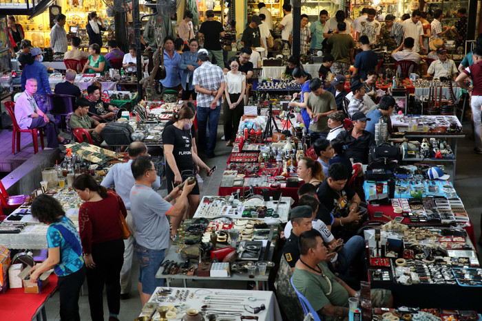 Chợ đồ cũ Sài Gòn nép mình trong một con hẻm nhỏ ở quận Bình Thành.