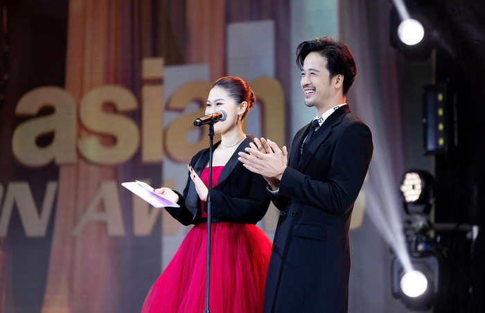 Đoàn Minh Tài đảm nhận vinh dự xướng tên và trao một số hạng mục giải thưởng của ATA năm nay.