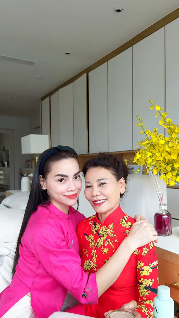 Mẹ Hồ Ngọc Hà lộ rõ sự hạnh phúc khi được con gái làm đẹp