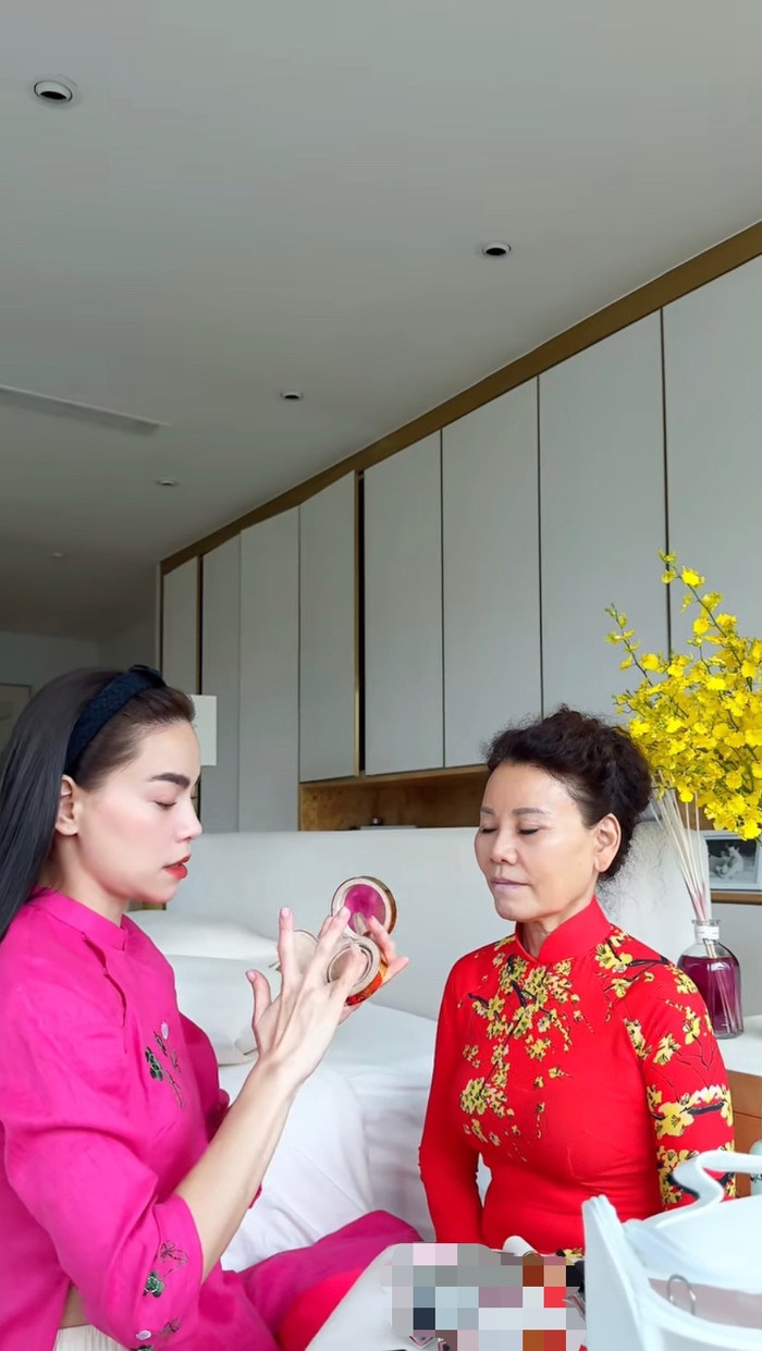 Hồ Ngọc Hà vô cùng chăm chú khi làm đẹp cho đấng sinh thành