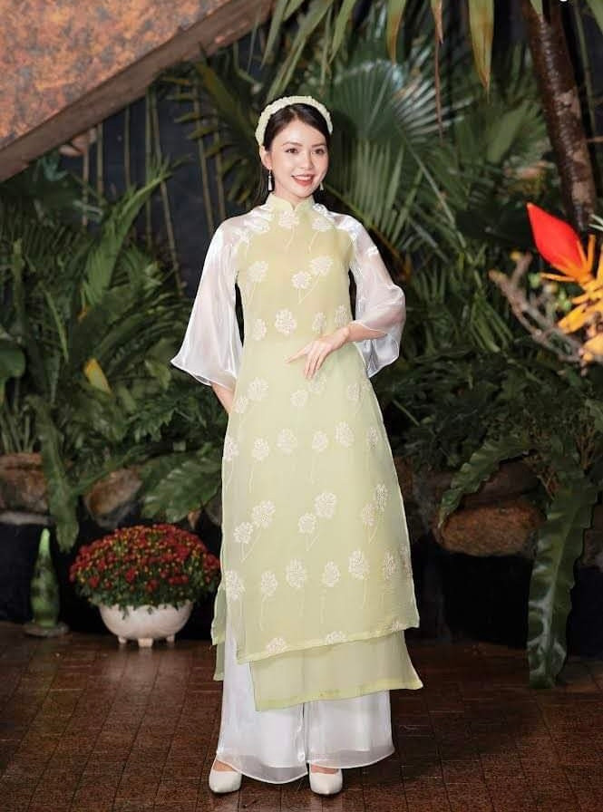 Minh Yến bất ngờ rẽ hướng sang thời trang, trình làng bộ sưu tập áo dài.&nbsp;