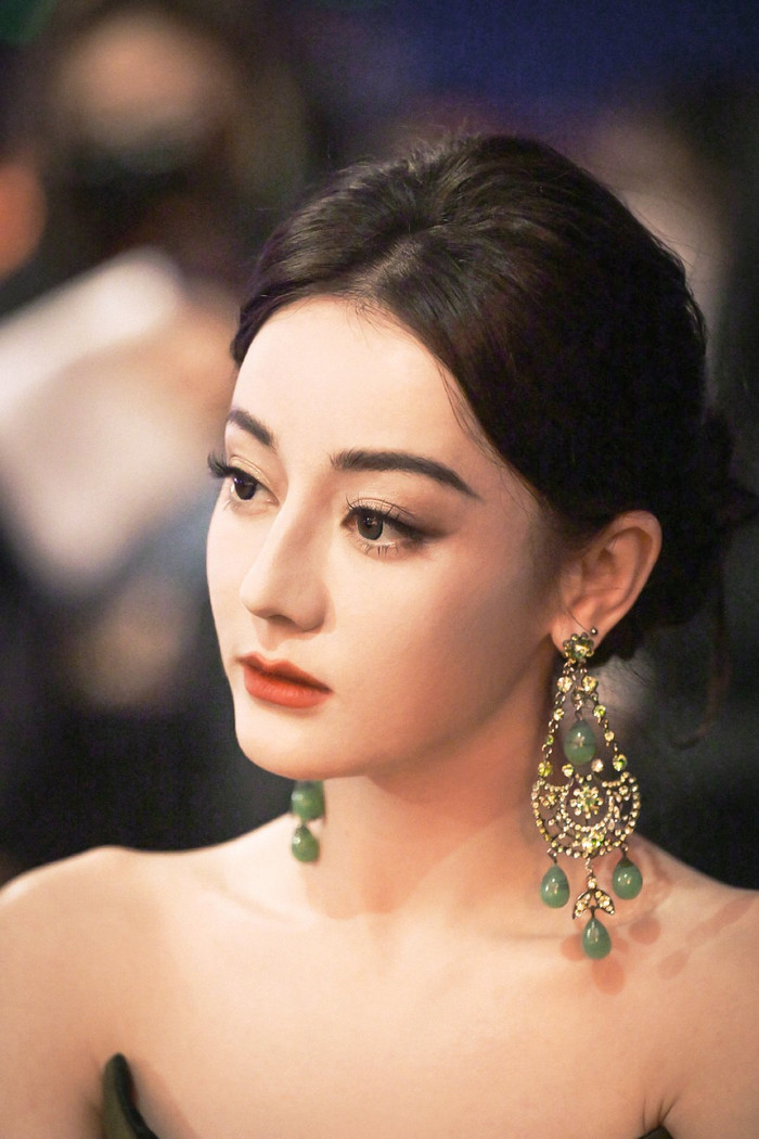 Được biết, trong Đêm hội Weibo, Địch Lệ Nhiệt Ba đã bỏ lỡ màn đi thảm đỏ vì vướng lịch trình của một sự kiện khác. 