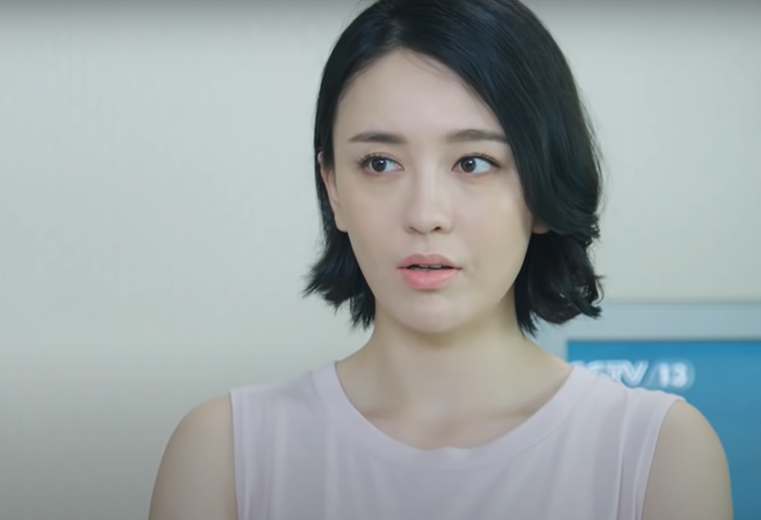 Hồng Tiểu Đậu sang phòng chị gái Ninh Hinh mượn váy áo để đi hẹn hò.