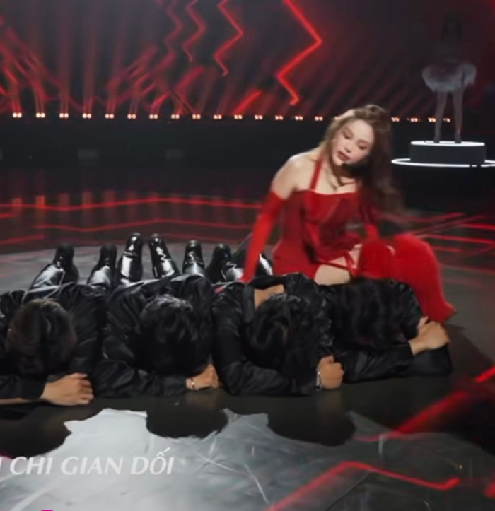 Hình ảnh vũ đạo của Huyền Baby khiến chính cô còn lo sợ ông xã.