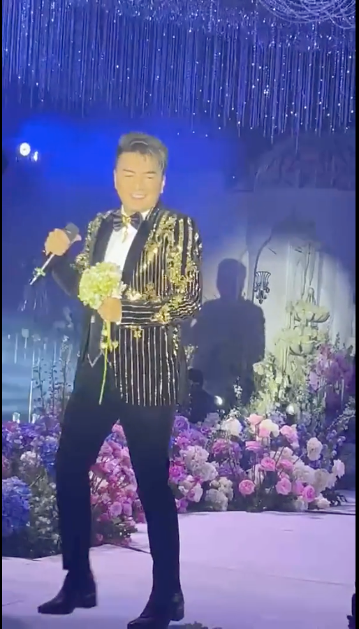 Đàm Vĩnh Hưng là một trong những sao Việt biểu diễn tại lễ cưới.