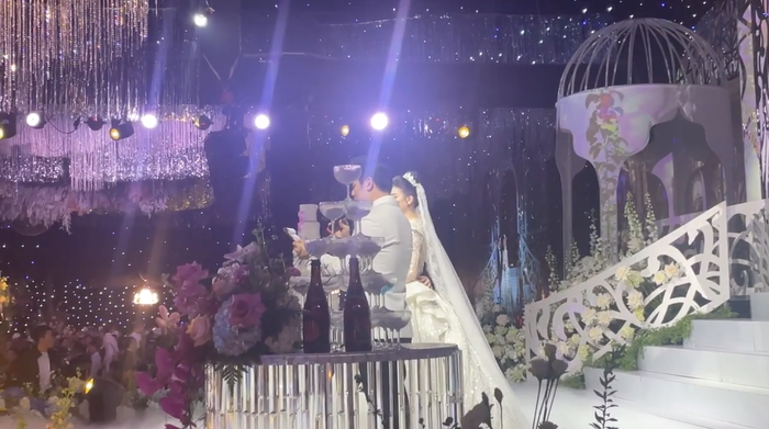 Không gian tiệc cưới của người đẹp Vbiz được phủ đầy hoa tươi, pha lê.