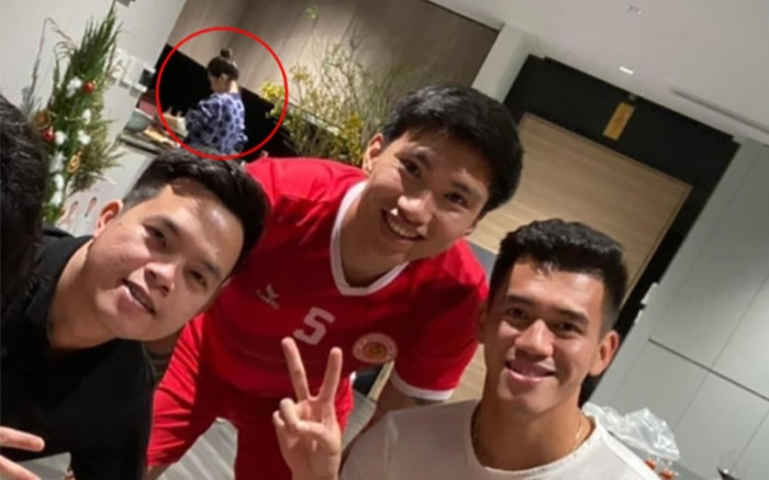 Đoàn Văn Hậu mời bạn bè đến nhà sau đám cưới, dân tình bất ngờ trước hình ảnh đời thường của Doãn Hải My Ảnh 2