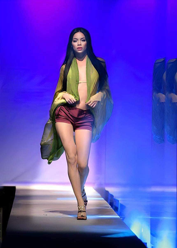 Hình ảnh Hồ Ngọc Hà trên sàn catwalk năm 23 tuổi.