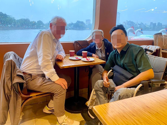 Tiktoker V.M.L (áo xanh) khiến cõi mạng xôn xao những ngày gần đây bởi bài đăng tố quán phở ở Hà Nội đuổi khách 