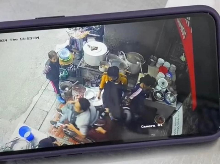 Sau khi V.M.L ăn phở xong, nhân viên quán tiếp tục hỗ trợ đẩy xe lăn của anh này ra ngoài. Ảnh cắt từ clip