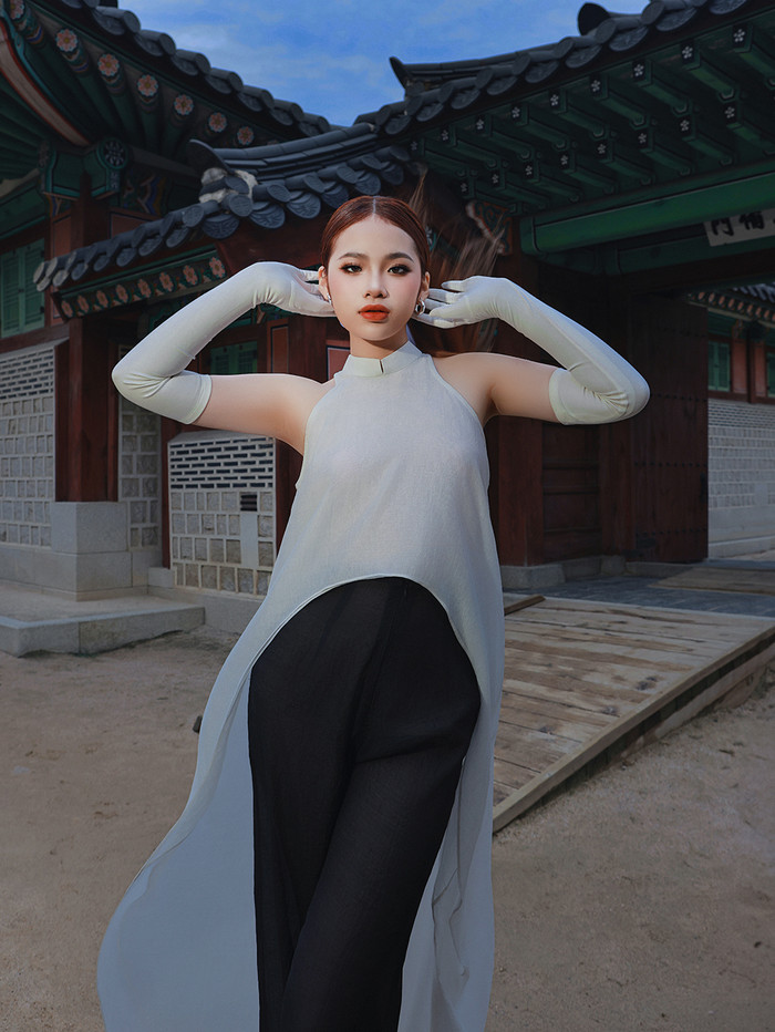 Dù thời tiết lạnh 2 độ C, song Bảo Hà vẫn 'pose dáng' đầy thần thái.