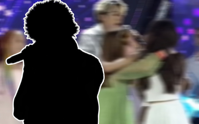 Khán giả nước ngoài ồ ạt tiến lên sân khấu biểu diễn của nam ca sĩ người Việt: Chuyện gì đây? Ảnh 2