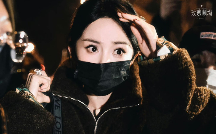 Dương Mịch bị người lạ sờ đầu giữa đám đông, phản ứng ra sao mà gây xôn xao? Ảnh 2