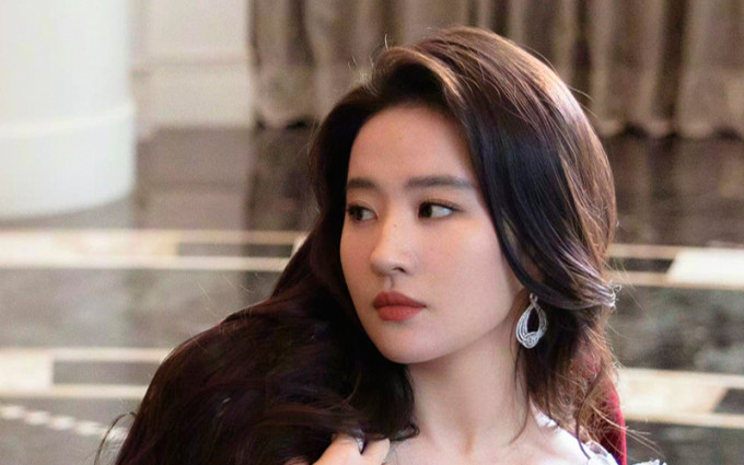 Lưu Diệc Phi lộ ảnh đi hẹn hò với bạn trai, nhan sắc thế nào mà được khen xứng danh nữ thần Ảnh 2