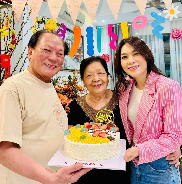 Dù bận rộn với công việc nhưng Mỹ Tâm dành thời gian quây quần bên gia đình trong dịp sinh nhật.