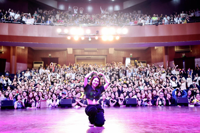 Những hình ảnh trong bữa tiệc sinh nhật đầm ấm nhanh chóng thu hút sự chú ý từ phía người hâm mộ. 