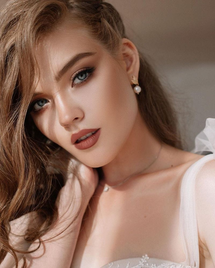Người đẹp còn cho biết Jackson Hinkle đã tìm mọi cách để đọc trộm tin nhắn riêng của cô và cấm cô không được phép giao tiếp với người khác, không được nhìn những người đàn ông khác.
