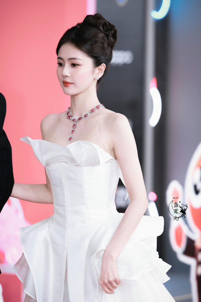 Trạng thái của Bạch Lộc trên thảm đỏ...