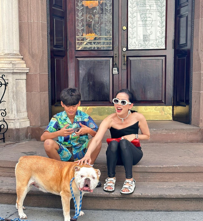 Trong những chuyến đi công tác, Lệ Quyên thường đưa con trai đi cùng