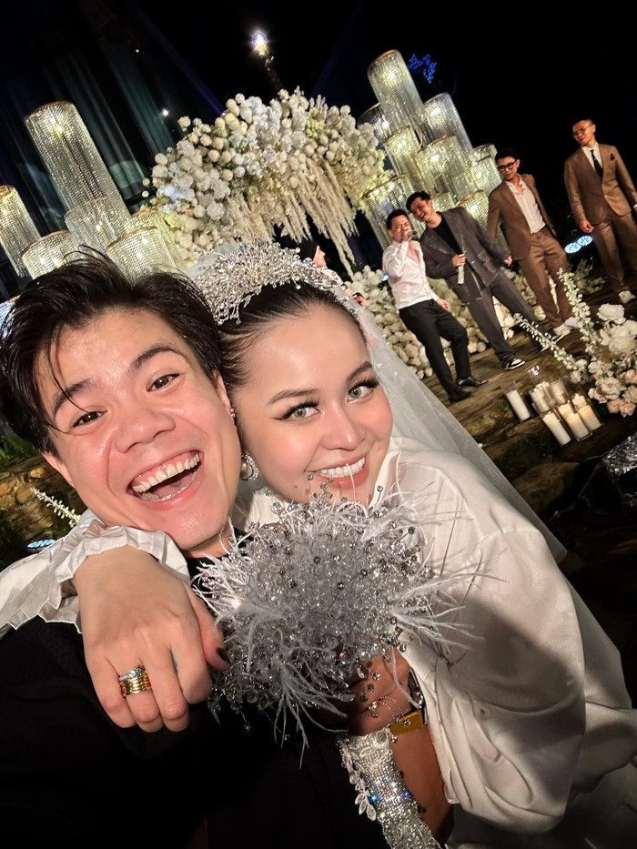 Đinh Mạnh Ninh và Vũ Hạnh Nguyên là những người bạn thân lâu năm, cả hai xem nhau như gia đình.