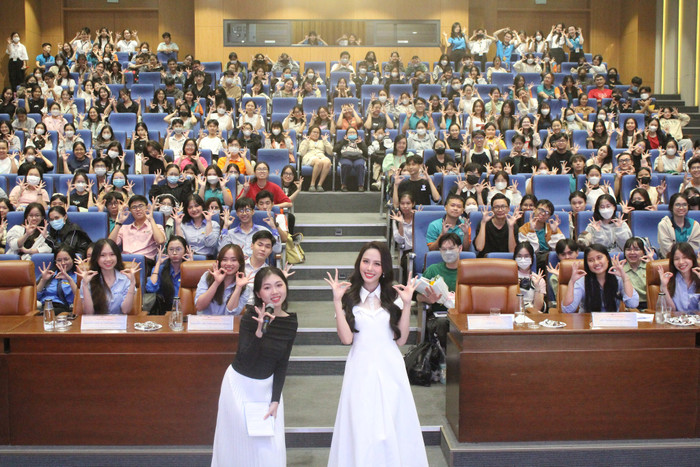 Cùng với đó, nhờ tài ăn nói lưu loát, khả năng tiếng Anh tốt, cô còn thử sức với vai trò diễn giả tại nhiều talkshow chia sẻ kinh nghiệm/ trải nghiệm, truyền cảm hứng đến với thế hệ trẻ.