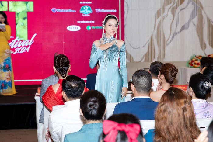 Đặc biệt, người đẹp 10x còn đảm nhiệm vai trò Đại sứ du lịch lễ hội Tết Việt năm 2024.  