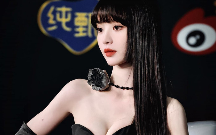 Đối thủ Triệu Lộ Tư bị chê thiếu tinh tế, 'chiêu trò' trong sự kiện lớn Ảnh 2