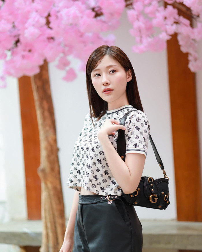 Được biết, Uyển Ân đã phải giảm 12 kg để có được thân hình như hiện tại. Trước đây, cô có gương mặt bầu bĩnh, thân hình đầy đặn.