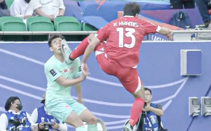 Cầu thủ Trung Quốc bị đạp vào mặt khiến truyền thông thế giới 'cạn lời' với trọng tài ở Asian Cup 2023 Ảnh 2