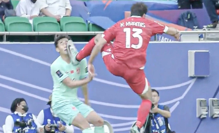 Cầu thủ Trung Quốc bị Khamis đạp thẳng vào mặt nhưng trọng tài không có thể phạt. Truyền thông thế giới đã 'cạn lời' với công tác trọng tài ở Asian Cup 2023. 