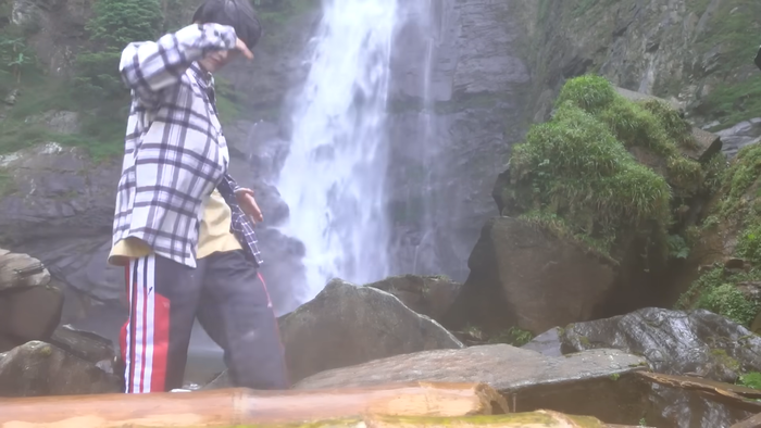 Nam thần tượng ghi điểm với phong cách thời trang đơn giản, bình dị khi trở về quê nhà.