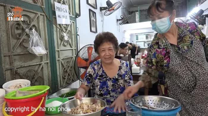 Khi vừa vào quán, Duy Nến đứng ngay ở cửa quán nên bị chủ quán nhắc nhở với giọng điệu có phần gắt gỏng