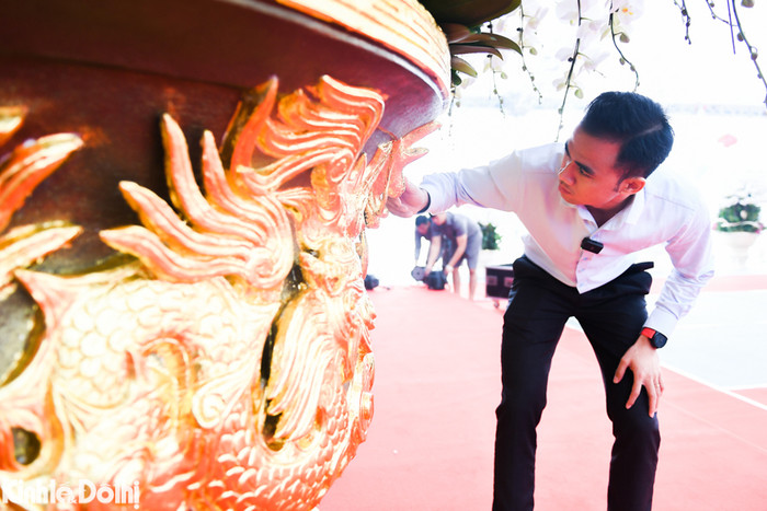 Phần chậu tạo hình 9 con rồng đang uốn lượn, tranh một viên ngọc. Ảnh: Kinh tế đô thị