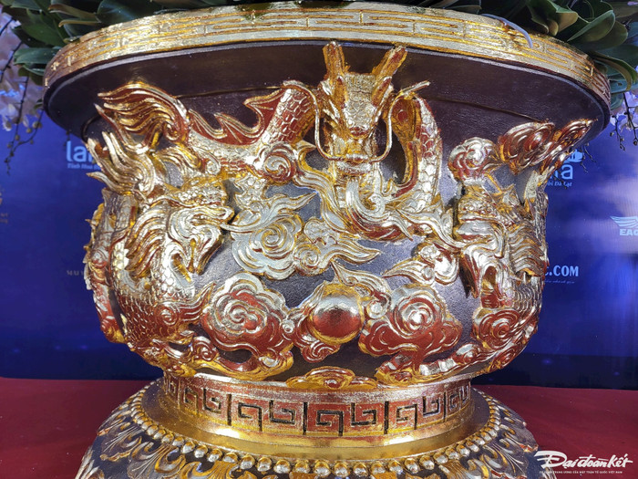 Theo anh Ngô Văn Nghiệp (34 tuổi, ở Cầu Giấy, Hà Nội) - Đại diện đơn vị thực hiện chậu lan cho biết, chậu hoa nặng hơn 1 tấn, được nghệ nhân người Thái Bình chế tác thủ công trong vòng 3 tháng bằng chất liệu xi măng sau đó dát vàng 24k.  Ảnh: Đại Đoàn Kết