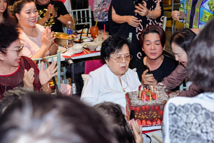 Tiệc sinh nhật hoành tráng, ấm áp của mẹ Đàm Vĩnh Hưng.