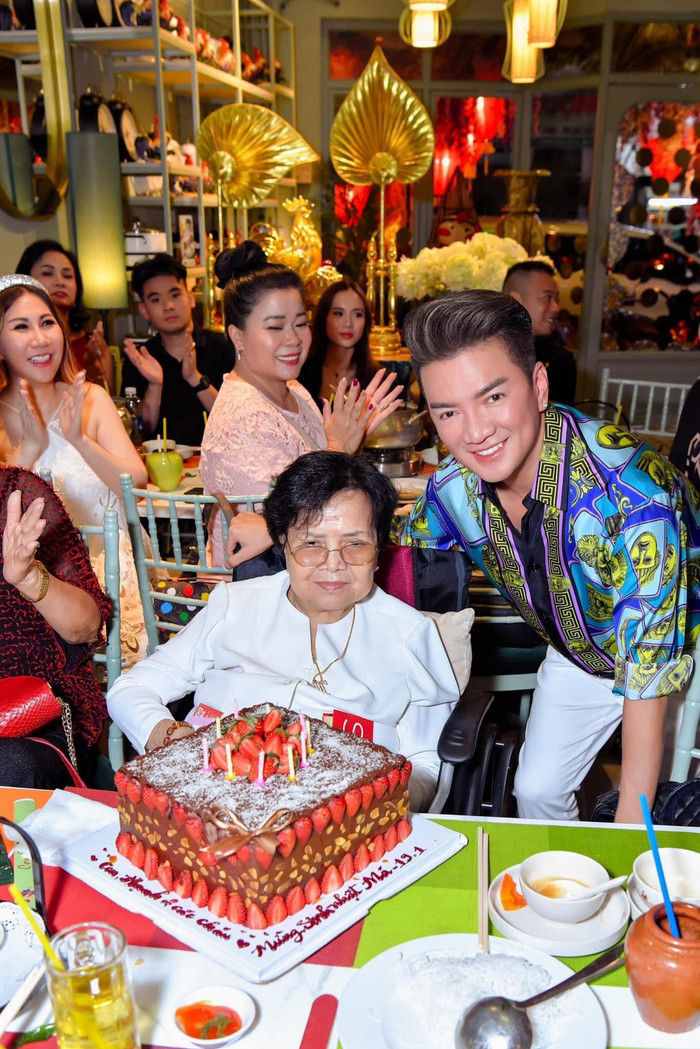 Nam ca sĩ bày tỏ điều ước duy nhất lúc này của anh là thấy mẹ được khoẻ mạnh. 