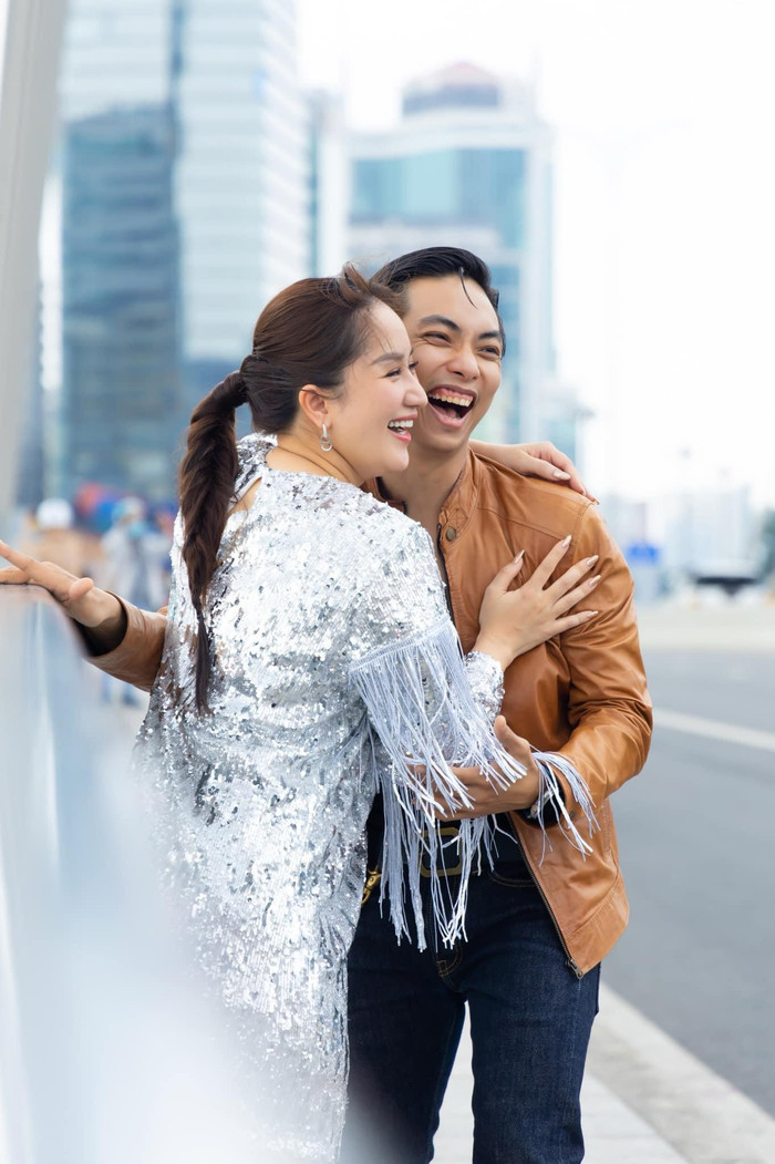 Phan Hiển đồng hành, chăm sóc bà xã 24/24.