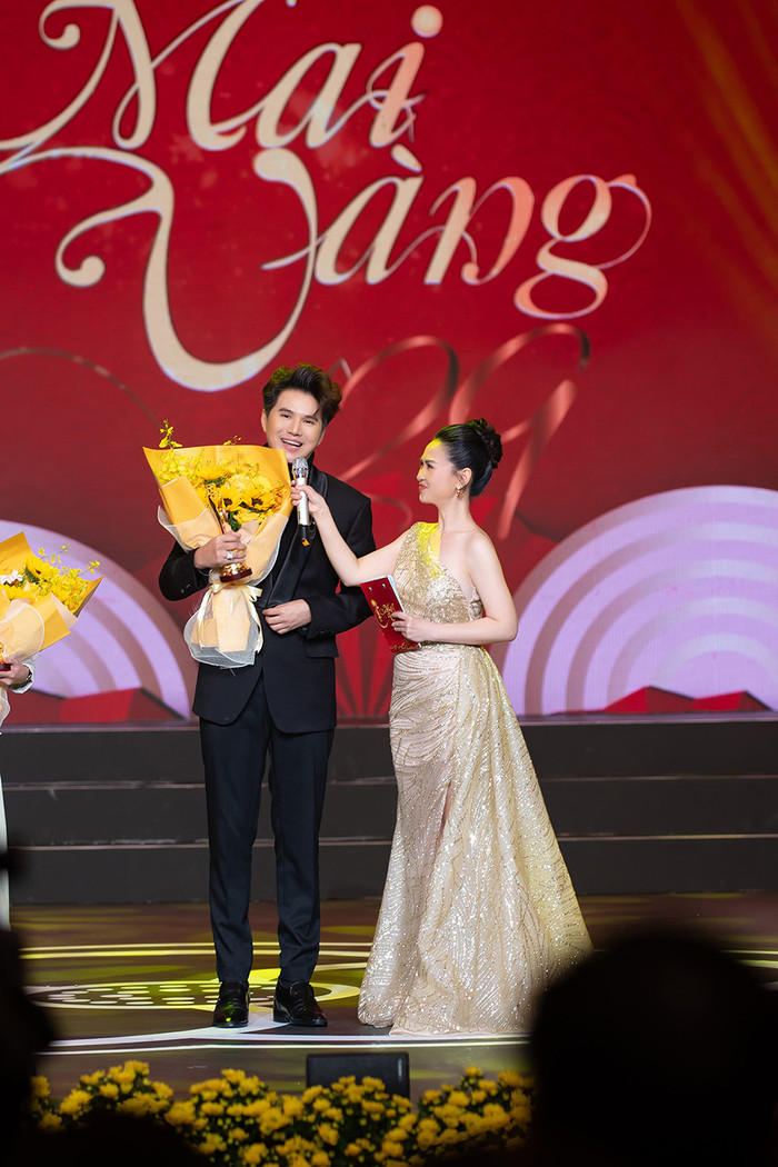 Nam MC gửi lời đến mẹ ngay trên sóng truyền hình trực tiếp.