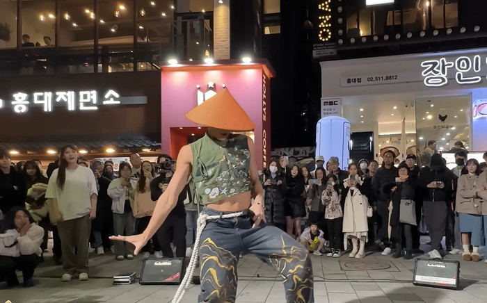 Nam ca sĩ Việt trình diễn trên đường phố nước ngoài: 'Không ngờ khán giả Hàn Quốc phản ứng như thế' Ảnh 2