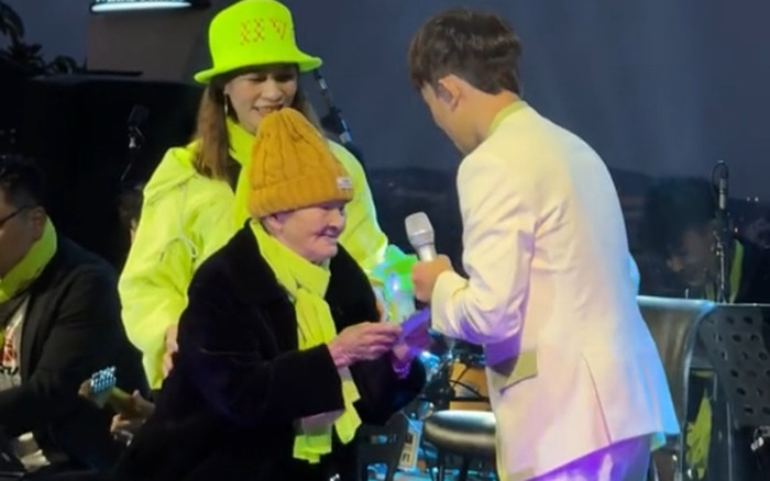 Được fan 85 tuổi dúi tiền trên sân khấu, thái độ của Hồ Văn Cường nhận về cơn mưa lời khen Ảnh 2