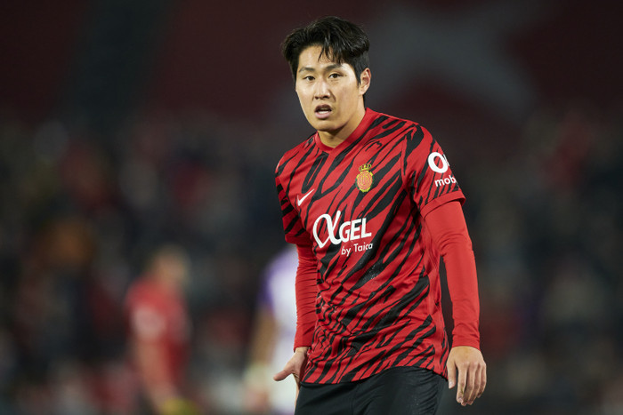 Lee Kang In là nam cầu thủ sở hữu độ nhận diện rộng rãi ở Hàn quốc, anh được rất nhiều khán giả yêu mến và thường xuyên xuất hiện ở nhiều diễn đàn lớn nhỏ