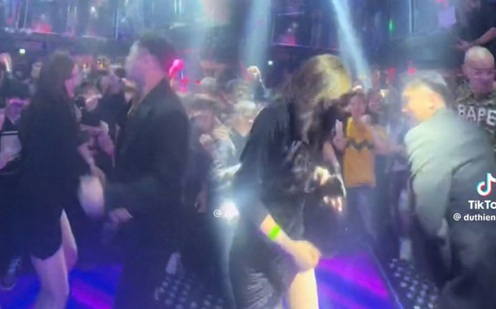 Nam ca sĩ Việt gặp sự cố khi đi diễn đầu năm: Bị khán giả nữ đụng chạm chỗ 'nhạy cảm' Ảnh 2