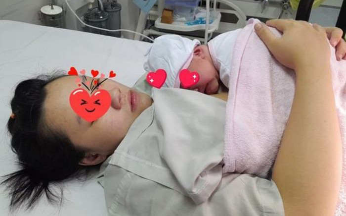 Mẹ bầu đẻ rớt bé gái tại quán cà phê Ảnh 2