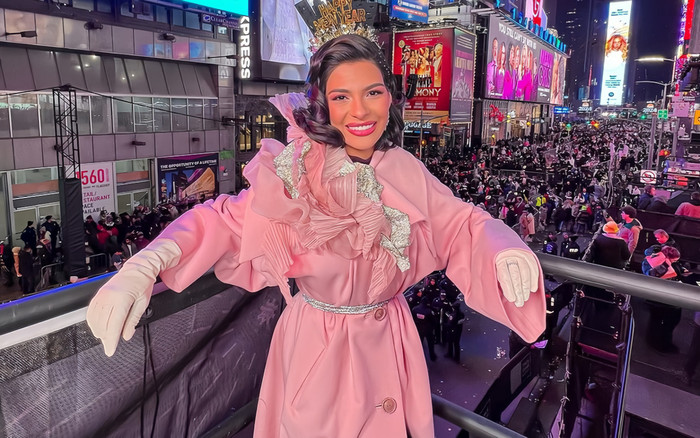 Ăn diện xuống phố đón giao thừa, Miss Universe 2023 nhận phản ứng bất ngờ từ netizen Ảnh 2