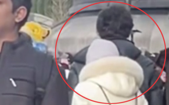 Nữ ca sĩ đình đám sinh năm 1997 lộ clip hẹn hò với bạn trai tỷ phú, còn được vệ sĩ hộ tống đi công viên Ảnh 2