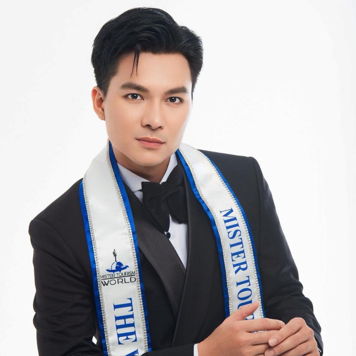 Nguyễn Quốc Trí cũng rất xuất sắc khi được xướng tên danh hiệu á vương 3 cuộc thi Nam vương Du lịch thế giới 2023 - Mister Tourism World. Nguyễn Quốc Trí sinh năm 1995, tốt nghiệp Trường đại học Mở TP.HCM. Anh từng là tiếp viên trưởng của một hãng hàng không