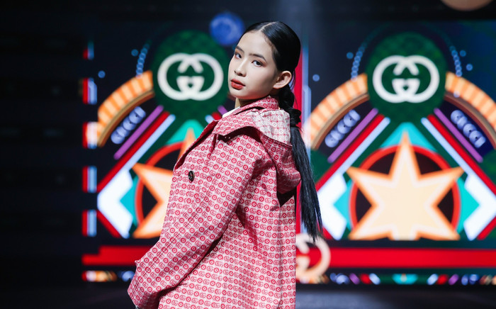 Quán quân Top Model Look 2023 toả sáng trên sàn diễn quốc tế, 13 tuổi đã catwalk đầy tự tin Ảnh 2